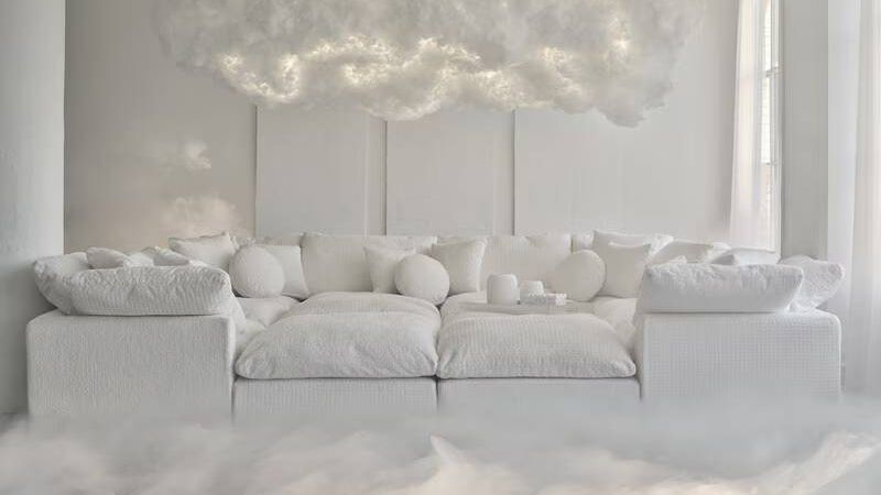 Letošní barvou roku je blankytně bílá. V interiéru ji kombinujte s peřím a hebkými materiály