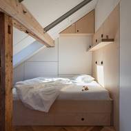 Na půdě se nachází útulný pokojík.