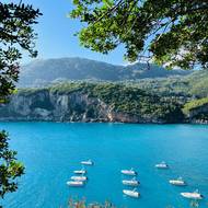 Výhled na moře v okolí Paleokastritsa, po cestě na pláž Rovinia