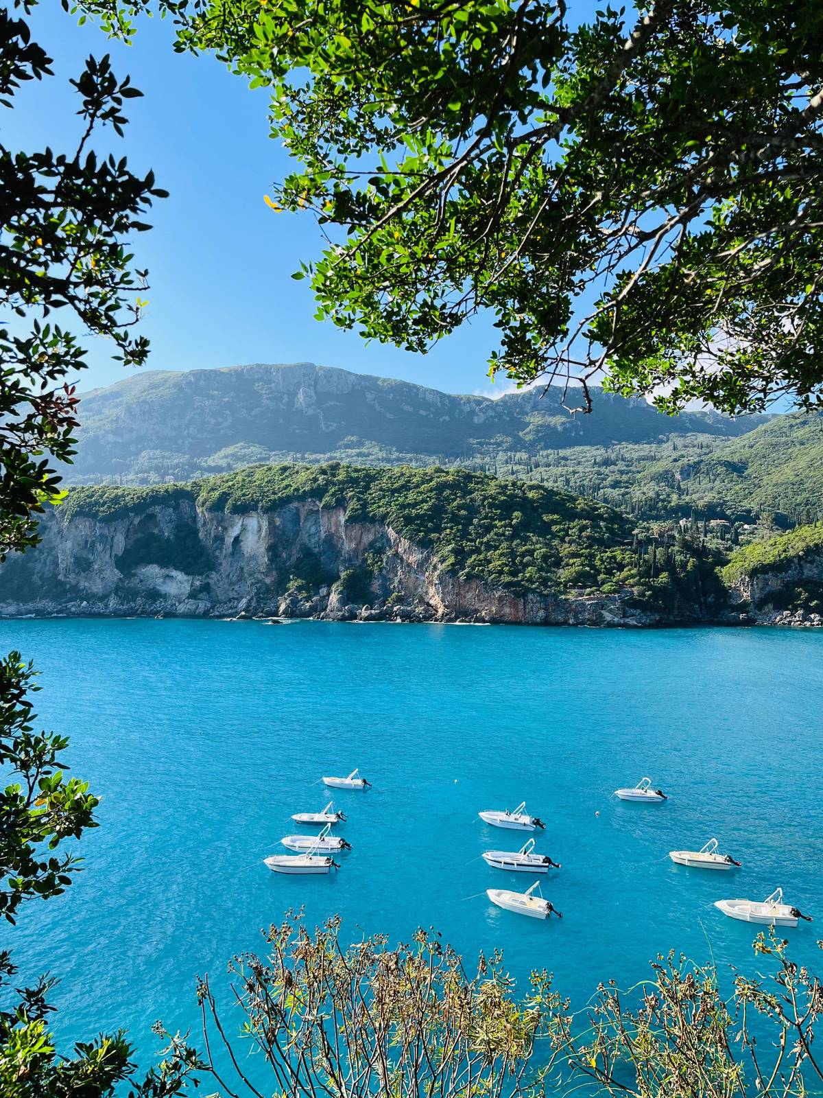 Výhled na moře v okolí Paleokastritsa, po cestě na pláž Rovinia