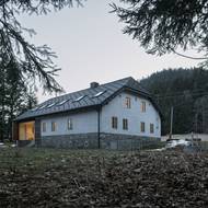 Stavba má typický šumavský ráz. 