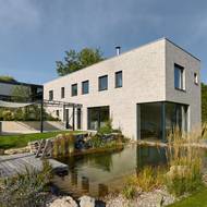 Jezírko navazuje bezprostředně na obytnou zónu domu.