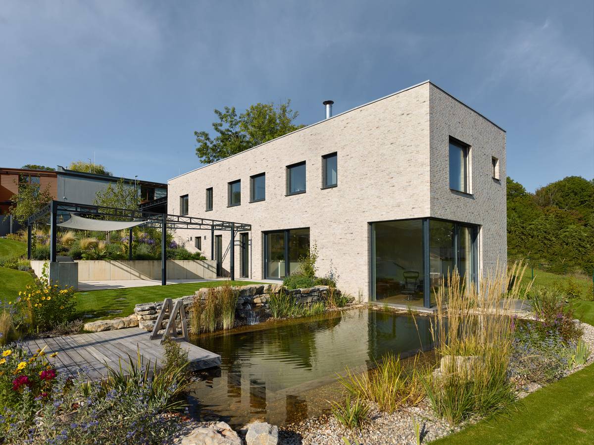 Jezírko navazuje bezprostředně na obytnou zónu domu.