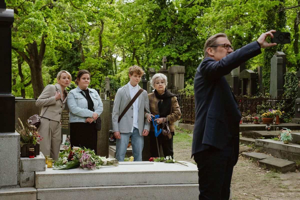 RECENZE: Pád domu Kollerů je zábavnou formou vyprávěná krutá výpověď o síle rodiny