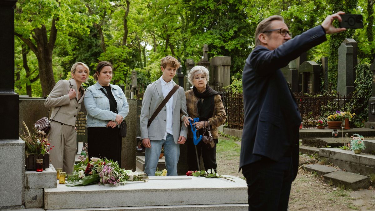 RECENZE: Pád domu Kollerů je zábavnou formou vyprávěná krutá výpověď o síle rodiny