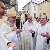 Biskup Konzbul s duchovními.