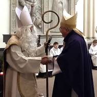 Biskup Konzbul nazval tuto fotku „když se potkají dva Mikulášové“.