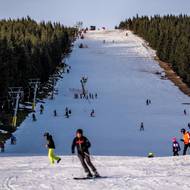 Kilometrová sjezdovka Pomezky v Malé Úpě. Lyžuje se, ale na první pohled je vidět, že vrstva sněhu není ideální. 