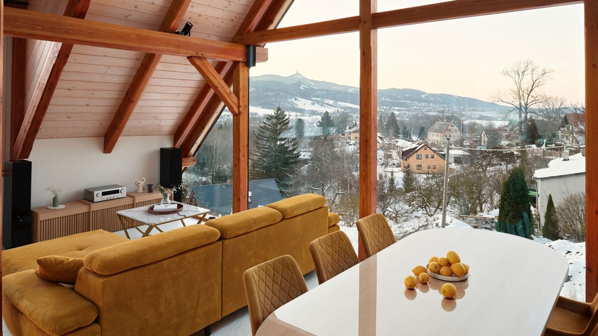 Dominantou podkrovního bytu je prosklená štítová stěna, která nabízí výhled na Ještěd