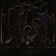 Betlém je z jedné strany nasvícený, z druhé pozorovatelé tuší jen obrysy postav.