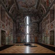 Instalace Audire Fluctus v hlavním barokním sále zámku