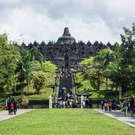 Buddhistický chrám Borobudur zhruba uprostřed ostrova Jáva je jedním z největších a nejlépe zachovalých chrámových komplexů světa. Proslul hlavně svými stupovými terasami a propracovanými reliéfy.