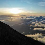 Výhled ze sopky Mount Agung na Bali směrem k hoře Mount Rinjani na sousedním ostrově Lombok