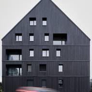 Štít stavby ohromí minimalistickou krásou.