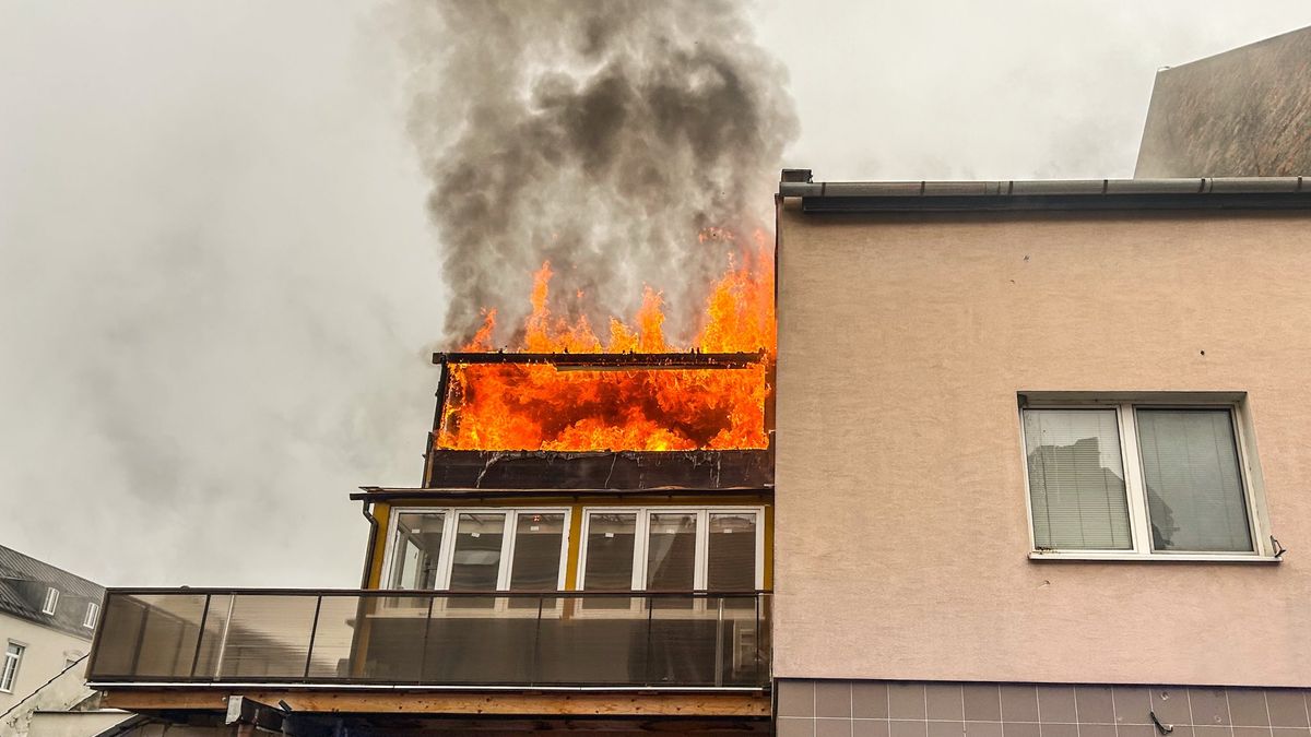 Poblíž centra Prostějova hořel dům. Jedna osoba byla při požáru zraněna, hasiči zachránili psa