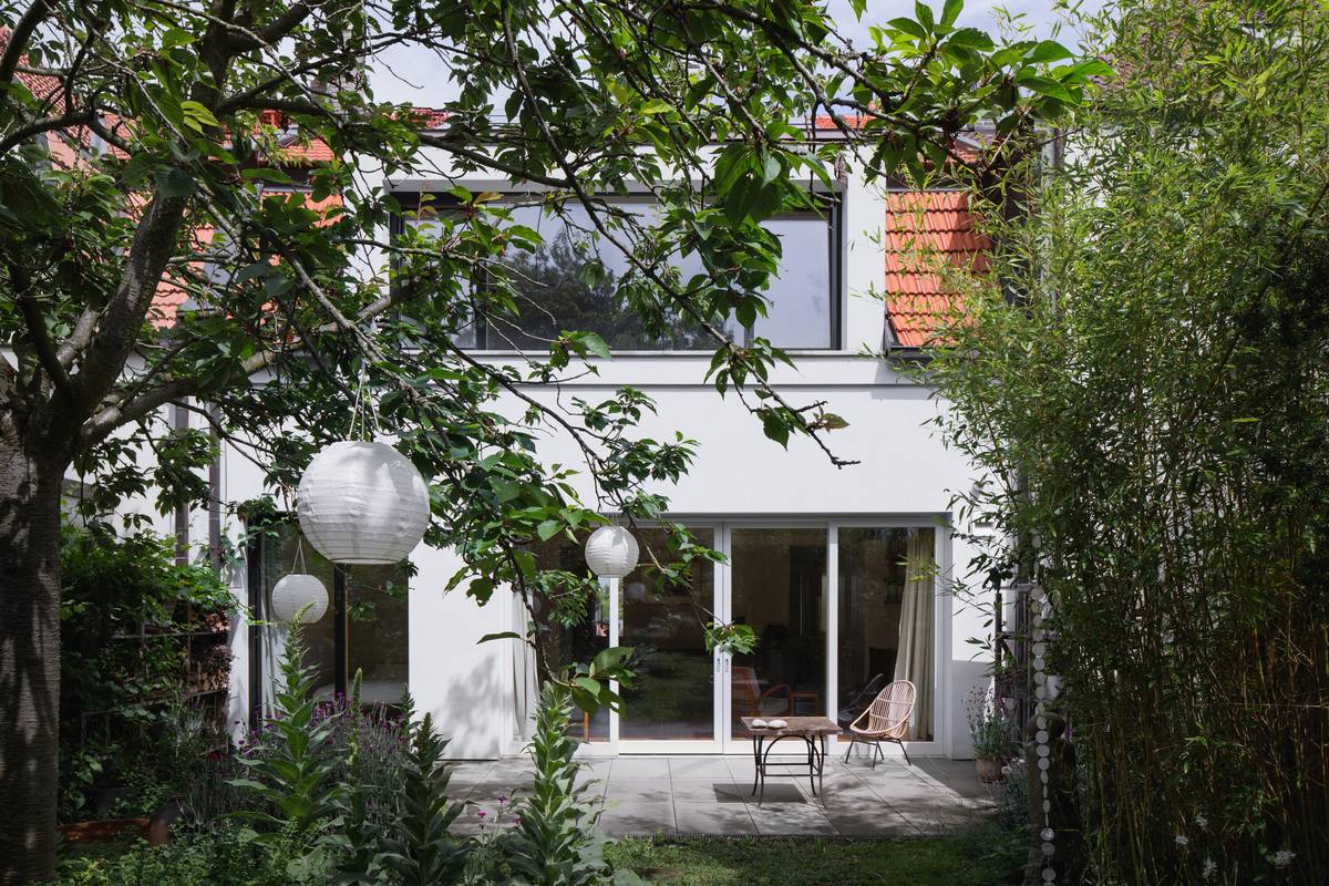 Změna vnitřního uspořádání se projevuje jen na některých místech v exteriéru.