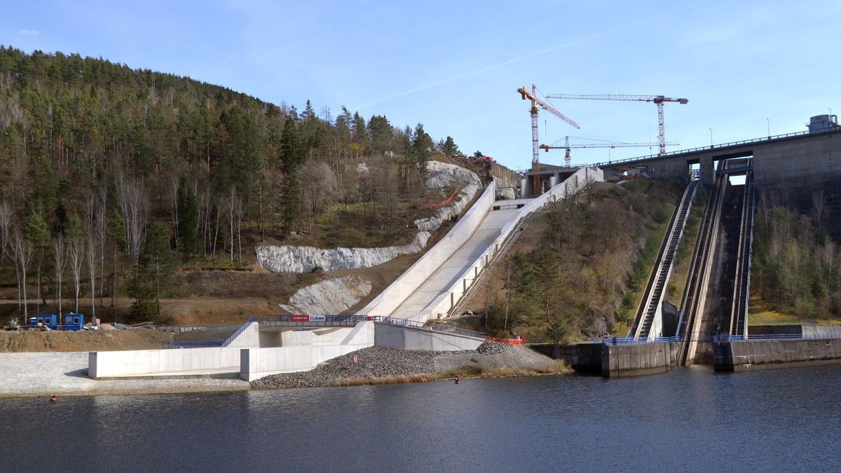 Přes přehrady Orlík a Slapy neprojde dva roky ani noha, autobusy mění trasy