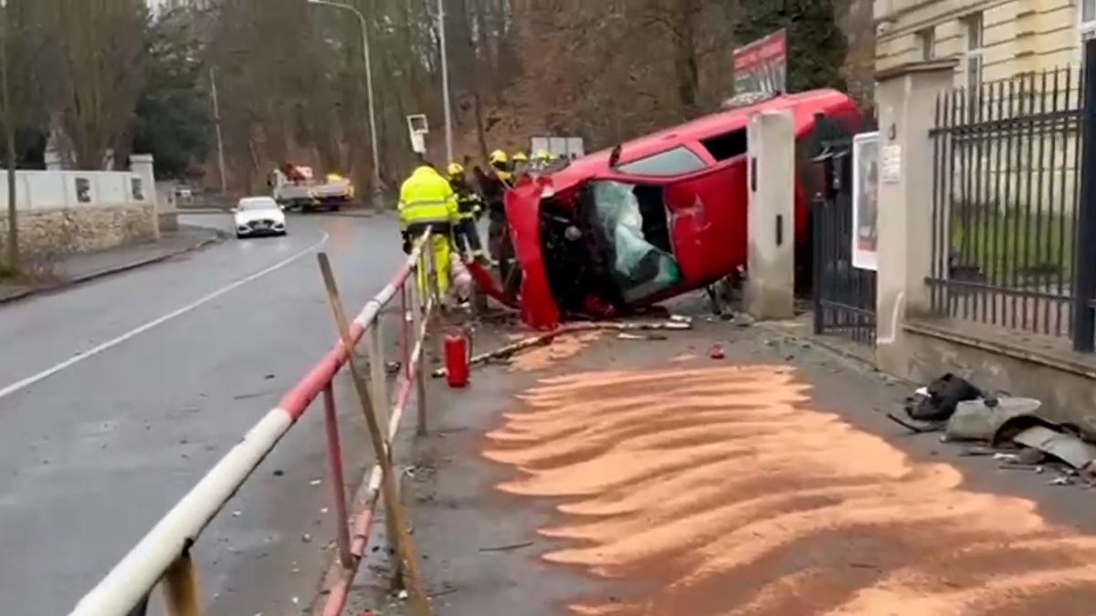 Podnapilý řidič prolétl plotem střední školy v Praze