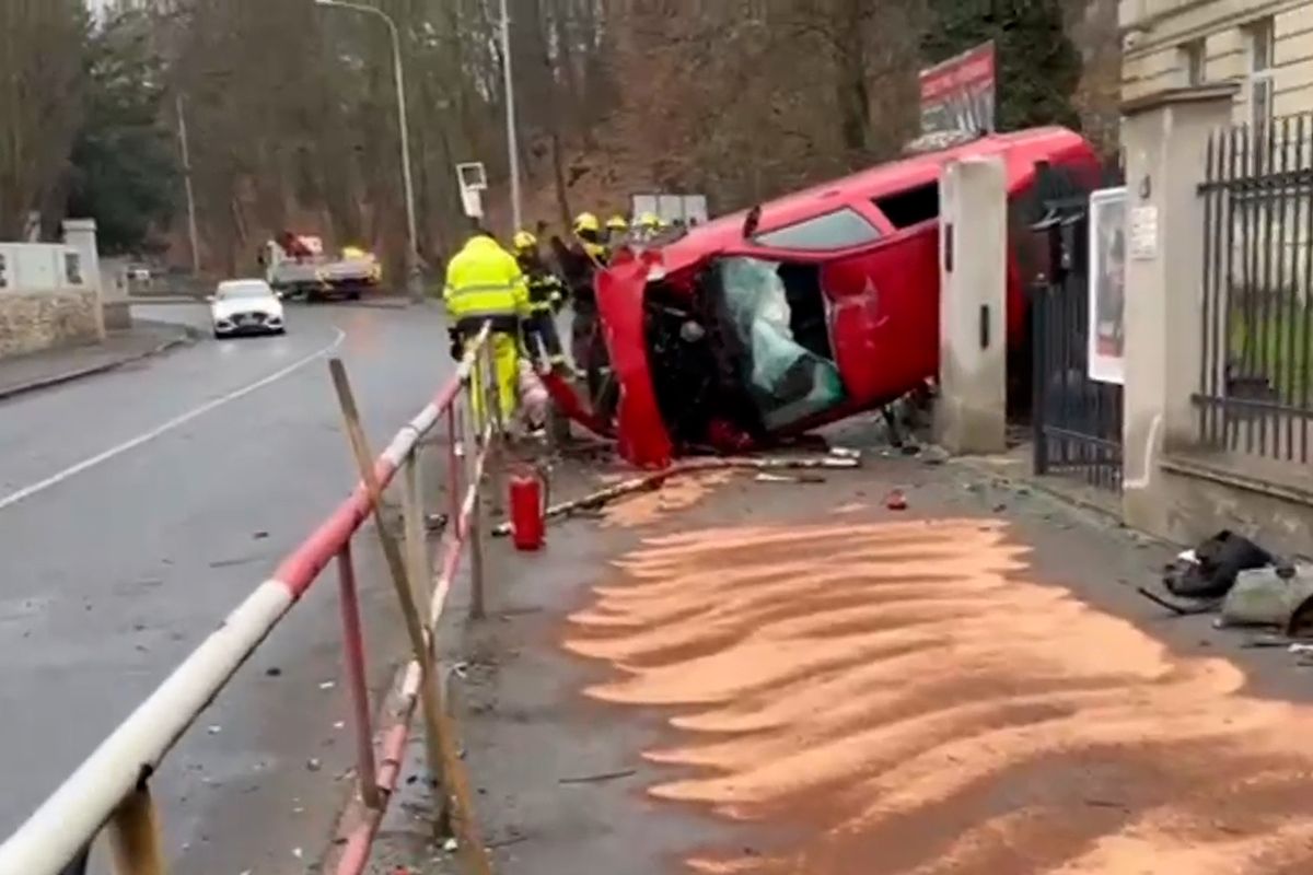 Podnapilý řidič prolétl plotem střední školy v Praze