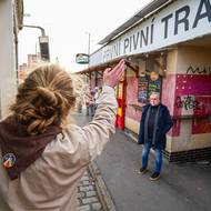 Pozdrav při příjezdu do jedné ze zastávek.