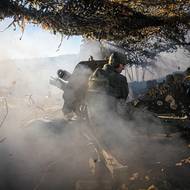 Dnes však už nejsou, ani děla ani muži, kteří je obsluhovali. Zničily je ruské řízené bomby a dronové útoky. 