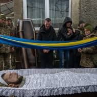 Zhroucená ukrajinská rodina se loučí se svým synem a bratrem, 23letým pohraničníkem Ivanem Dovhanyčem, který padl 19. listopadu 2025 u Čuhijevu v Charkovské oblasti. Fotografováno 26.listopadu 2025 v zakarpatské vsi Veliki Lazy. 