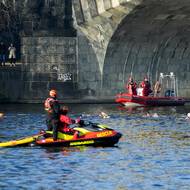 Plavalo se pod dohledem záchranářů. 