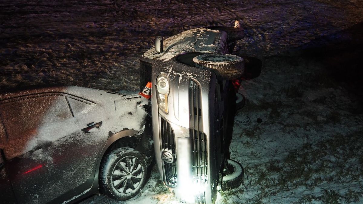 Dva řidiči na Šumpersku havarovali krátce po sobě na stejném místě. Nezvládli jízdu na sněhu