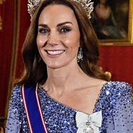 Princezna Kate nasadila na hlavu velmi vzácnou korunku. Tiara pochází z roku 1853 a byla navržená pro královnu Viktorii jejím manželem. Obsahuje neuvěřitelných 2600 diamantů.