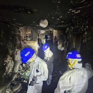 V domech komplexu Wang Fuk Court zasahuje speciální jednotka pro identifikaci obětí katastrofy. 