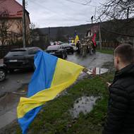Rodiny a známí padlých vojáků po celé Ukrajině čekají aspoň na těla, aby se mohli rozloučit. 