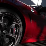 Červený lak reaguje na světelné podmínky.