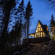 Chata je na skalnaté vyvýšenině.