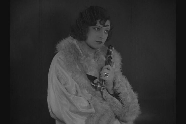 Slast v náruči milence, nebo klidný přístav manželství? Erotikon se vrací do kin