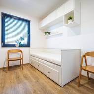 V rodinném domě jsou celkem tři ložnice. Toto je pokoj pro hosty.