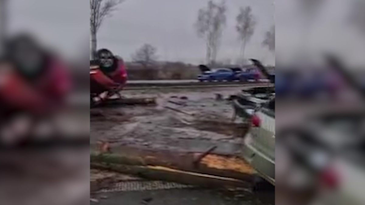 Hromadná nehoda blokuje D56 u Ostravy: Auta narážela do vysypané kulatiny