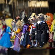 Ve stáncích jde pořídit tolik občerstvení i suvenýrů, až Hurvínek kulí oči.