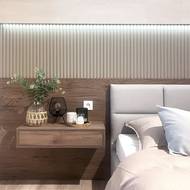 Čelo postele doplňují noční stolky.