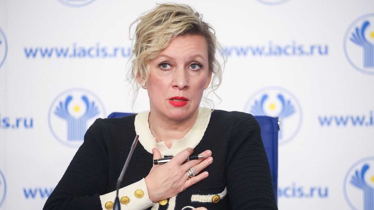 Evropa je na tom tak bídně, že vypíná vánoční osvětlení, lže Rusům Zacharovová