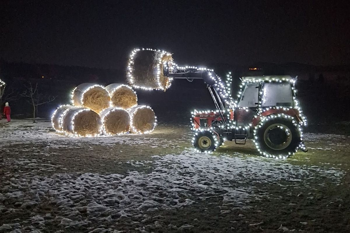 Nasvícený traktor s balíky je na Českobudějovicku šlágrem