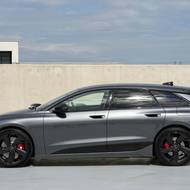 Z profilu vynikne elegantní aerodynamická silueta.