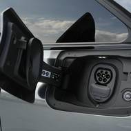 Na levé straně je zásuvka pro rychlonabíjení, po pravé straně je pouze pomalé nabíjení.