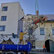Restaurátoři odstranili 120 let starou a zhruba tunu vážící sochu lva z někdejšího secesního hotelu Veliš ve Žďáru nad Sázavou. Byla v havarijním stavu.