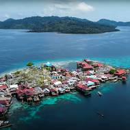 Pulau Papan, malý ostrov ve východní Indonésii s mangrovovými porosty a klidným pobřežím, obývají místní mořští nomádi, kteří zde stále ještě udržují tradiční způsob života.