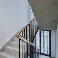 Schodiště je jednoduché a elegantní.