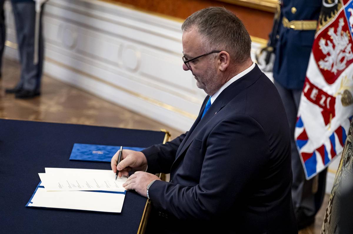 Ministerstva dopravy se ujal nominant SPD, slovenský manažer Ivan Bednárik.