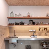 Kuchyň je zařízena účelně.