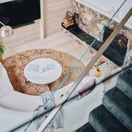 V hlavní obytné části nechybí krb.