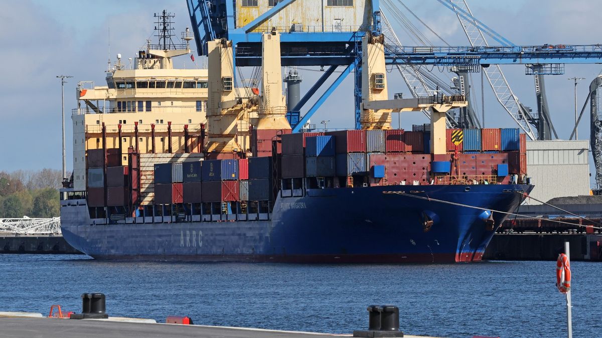 Švédští celníci se nalodili na ruskou loď. Provádí inspekci nákladu