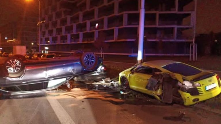 Nabourané Audi R8 skončilo po nehodě v pražských Strašnicích naražené na sloupu